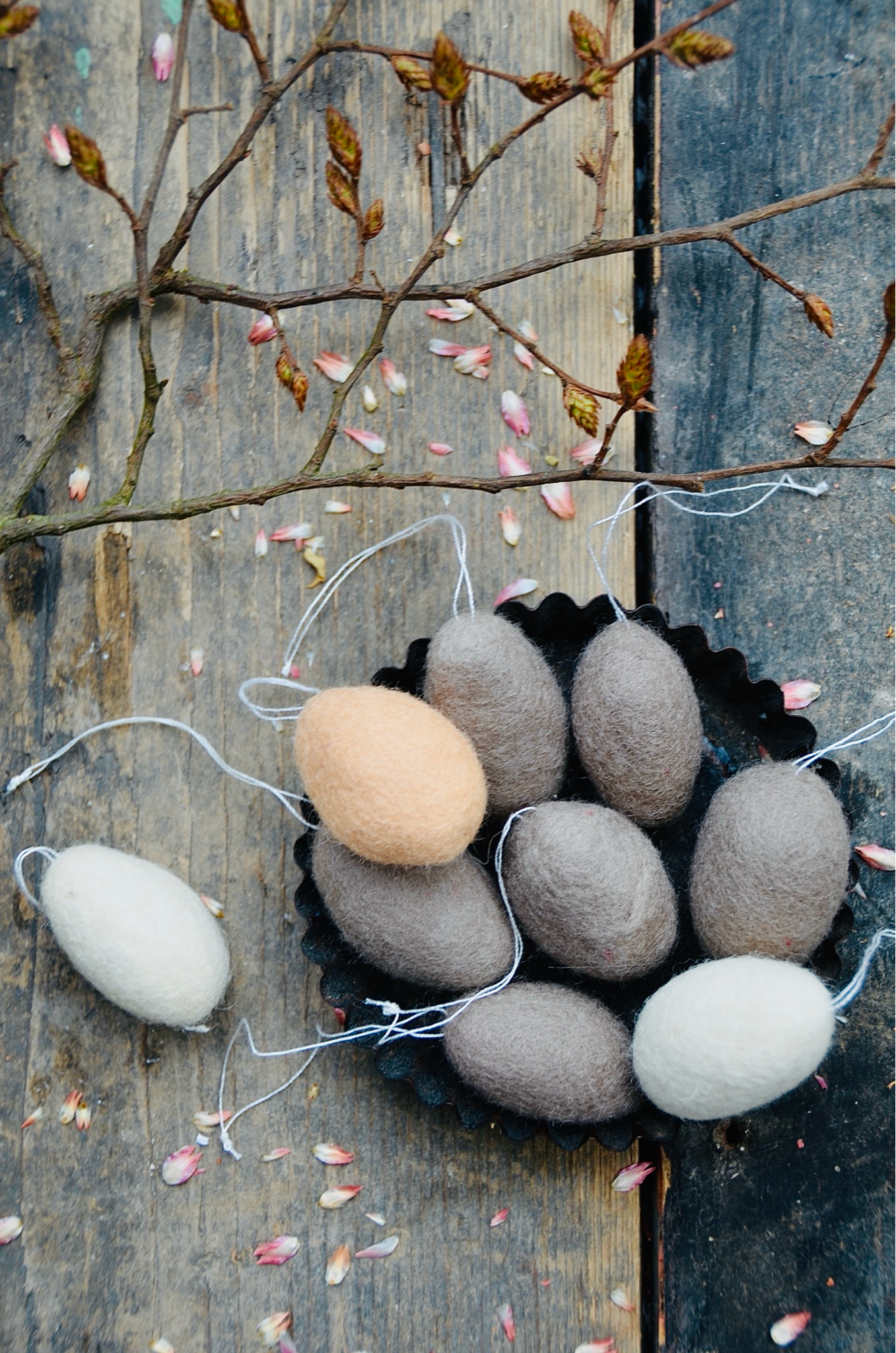 Ostereier aus Filz zum Aufhängen, in naturweiss