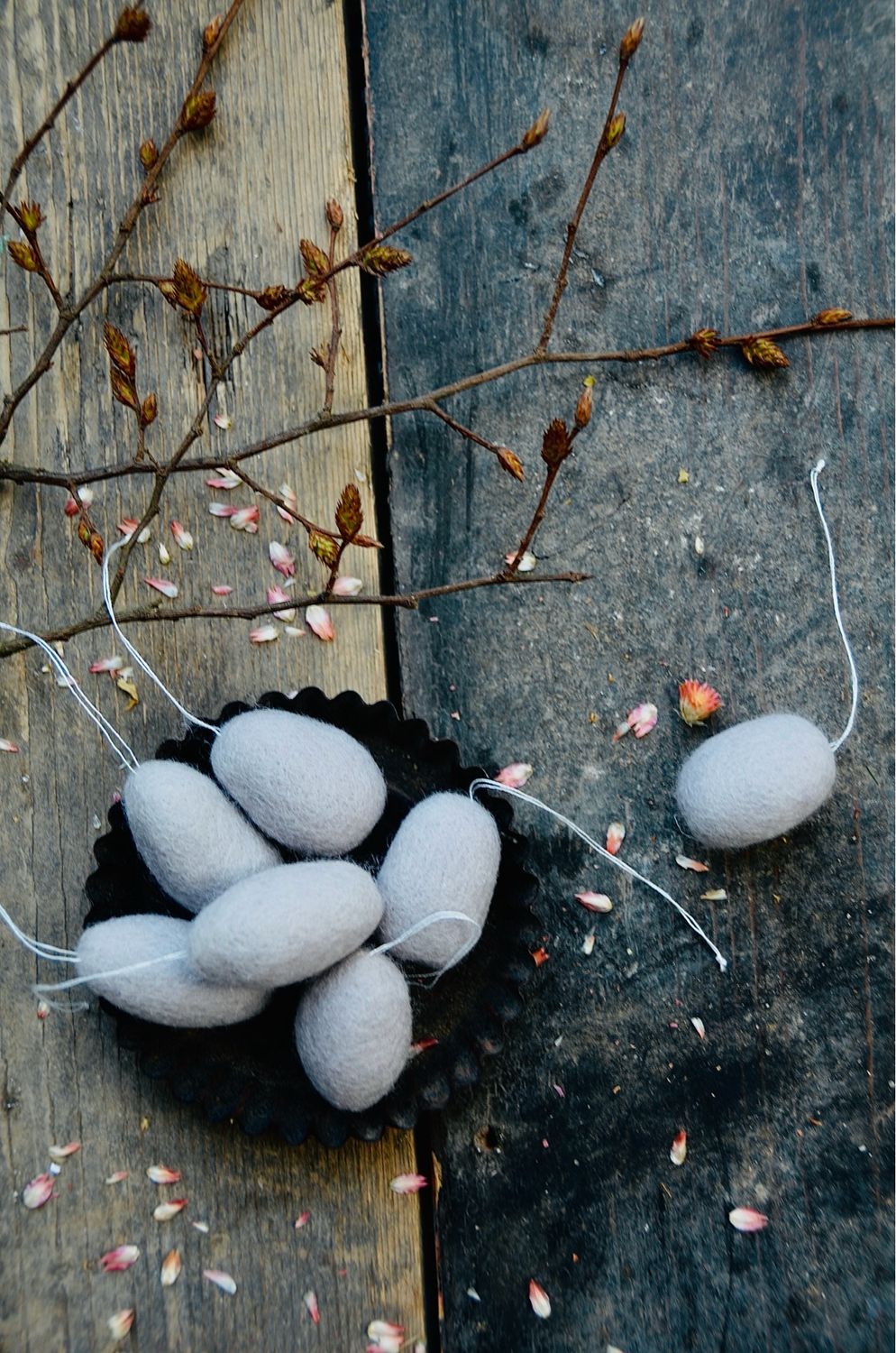 Ostereier aus Filz zum Aufhängen, in hellgrau