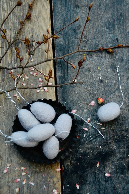 Ostereier aus Filz zum Aufhängen, in hellgrau Ostereier aus Filz zum Aufhängen, in hellgrau