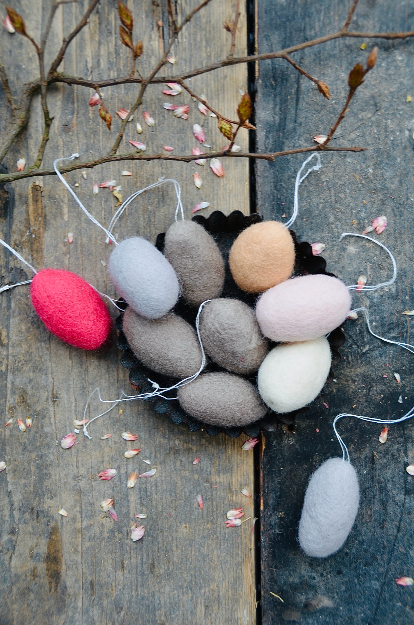 Ostereier aus Filz zum Aufhängen, in hellgrau