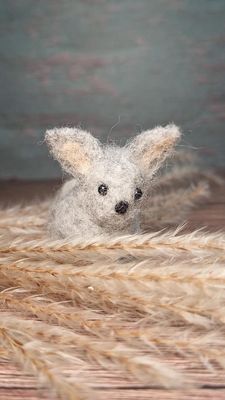 Handgefilztes Häschen, in grau