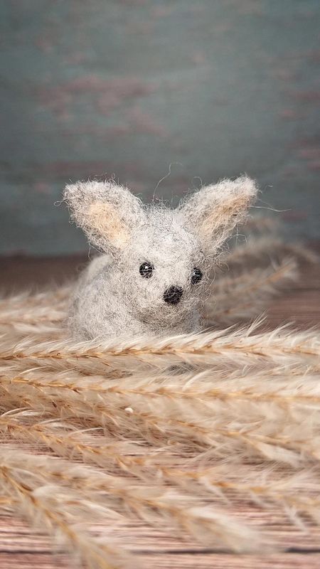 Handgefilztes Häschen, in grau