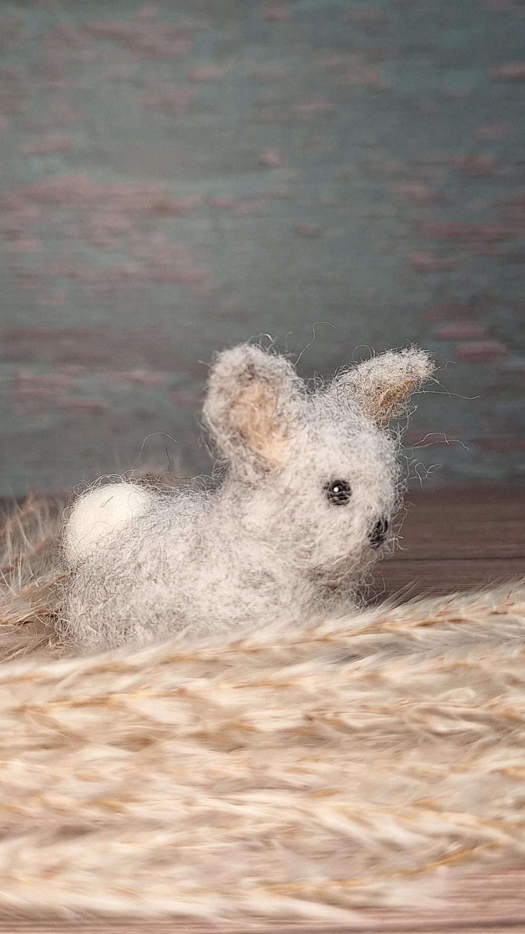 Handgefilztes Häschen, in grau