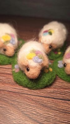 Handgefilztes Schäfchen auf Blumenwiese