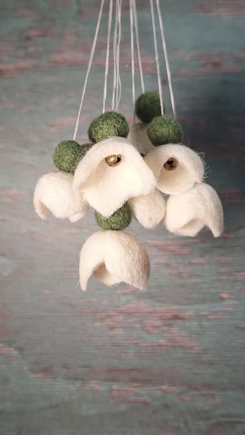 Handgefilzte Schneeglöckchen zum Aufhängen
