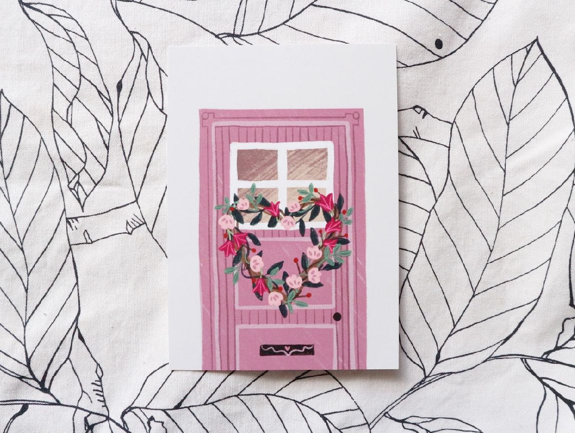 Postkarte „Hello Spring“ mit rosa Fensterläden