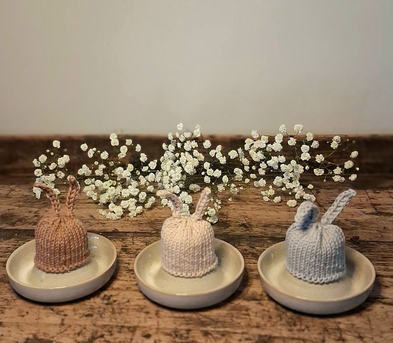 Gestrickte süsse Eierwärmer „Häschen“, in drei Farben