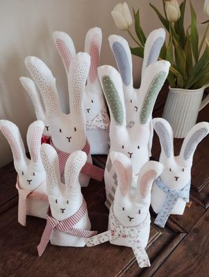 Kleine handgemachte Stoffhäschen aus altem Leinen