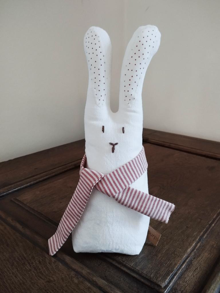 Kleine handgemachte Stoffhäschen aus altem Leinen