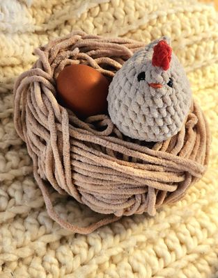 Gehäkeltes Huhn „Margarethe“, in beige, weiss und grau