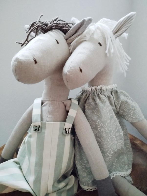 Handgenähte Stoffpferde „Herr und Frau Pferdchen“ aus altem Leinen Handgenähte Stoffpferde „Herr und Frau Pferdchen“ aus altem Leinen
