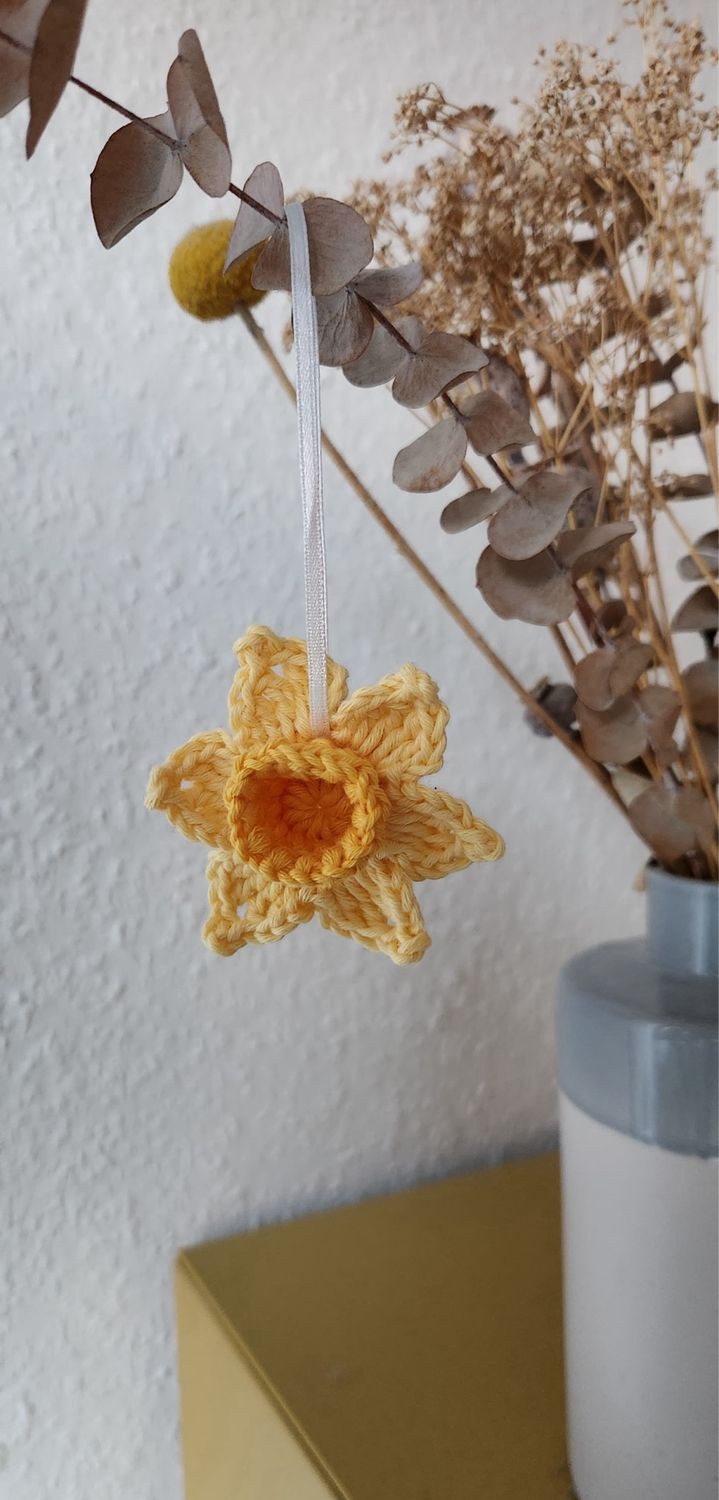 Gehäkelte Narzisse zum Aufhängen