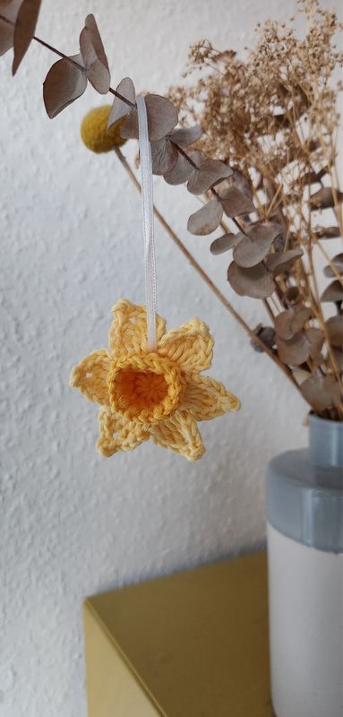 Gehäkelte Narzisse zum Aufhängen