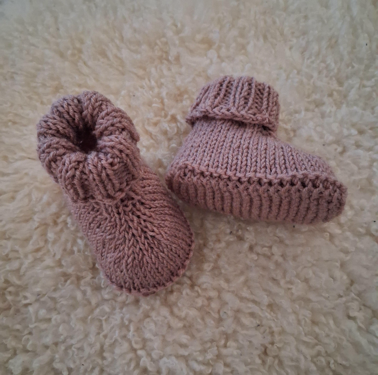 Handgemachte Strickschühchen für Neugeborene