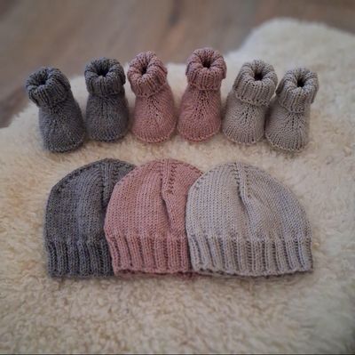 Handgemachte Strickschühchen für Neugeborene