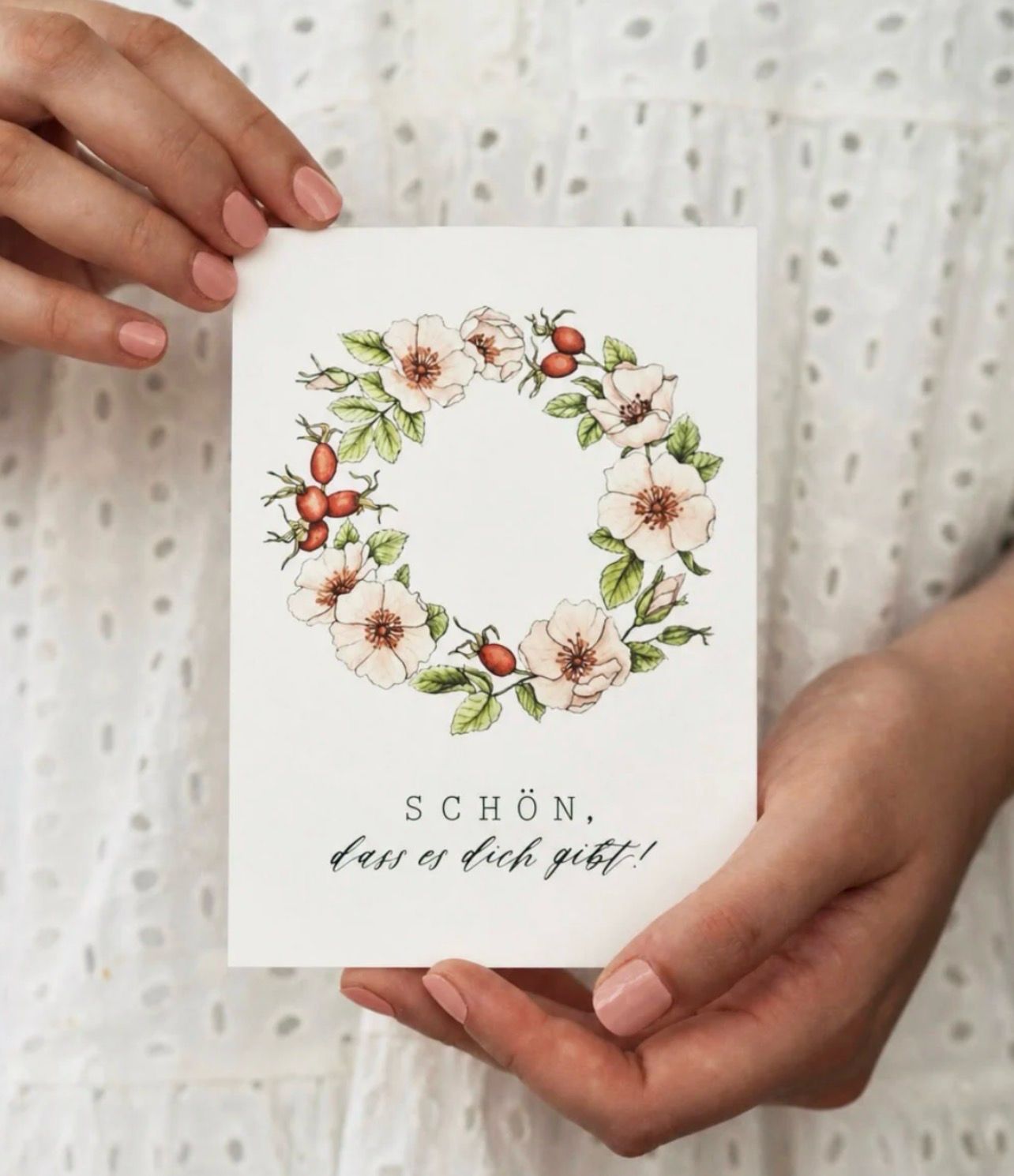 Wildrosenkranz “Schön, dass es dich gibt” Postkarte von Frollein Lücke