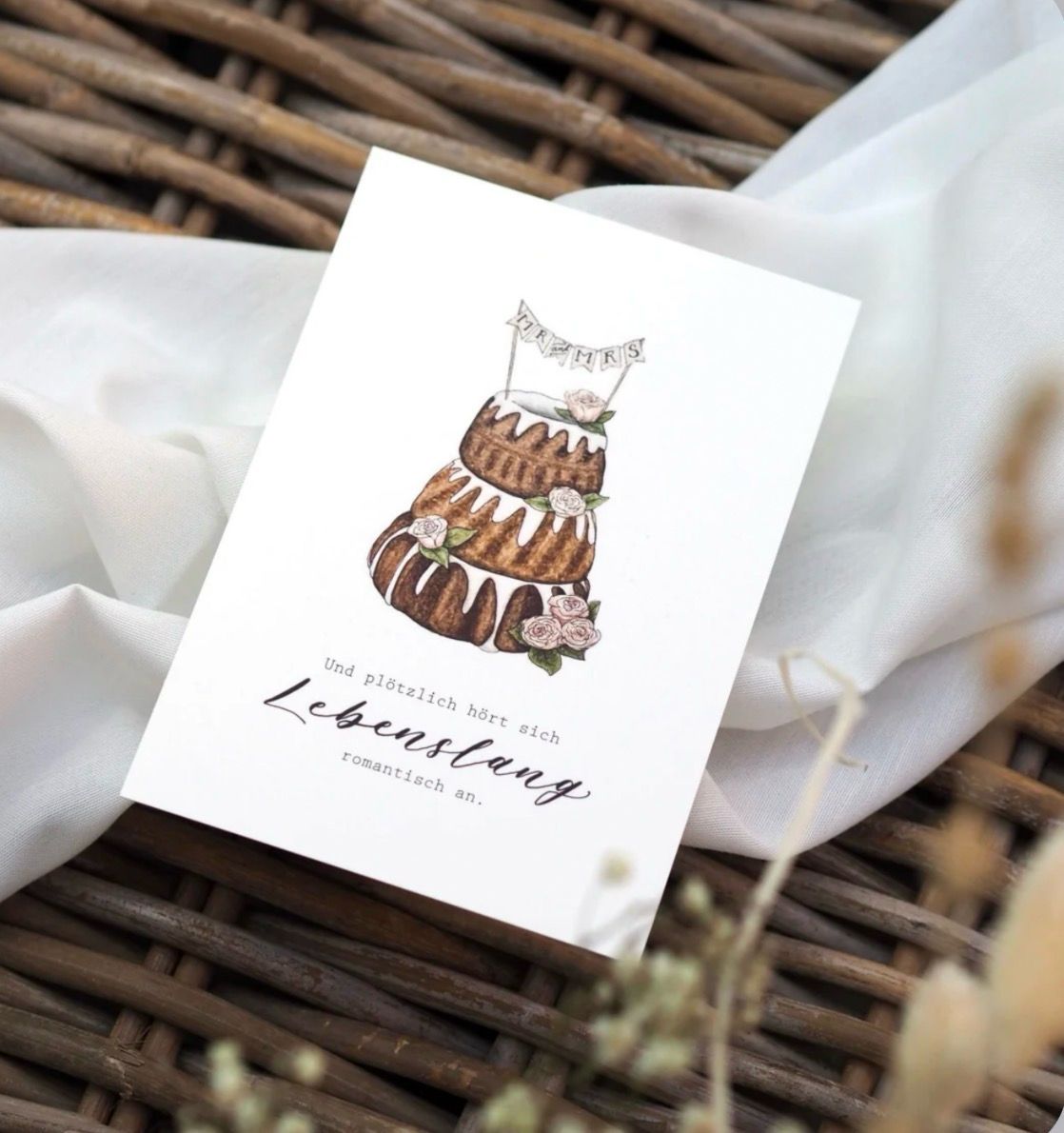 “Hochzeitstorte” Postkarte von Frollein Lücke