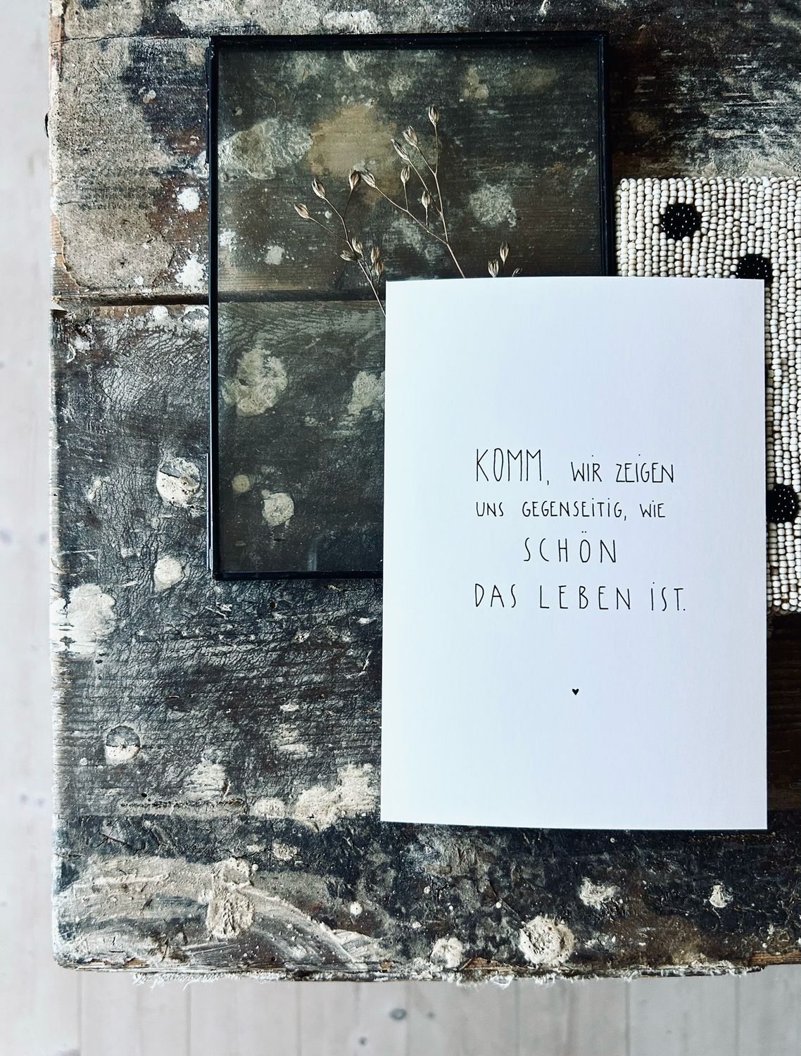 “Komm wir zeigen uns gegenseitig, wie schön das Leben ist” Postkarte von Slowlay