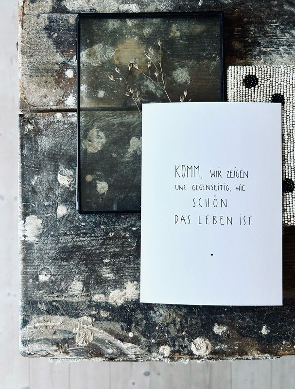 “Komm wir zeigen uns gegenseitig, wie schön das Leben ist” Postkarte von Slowlay