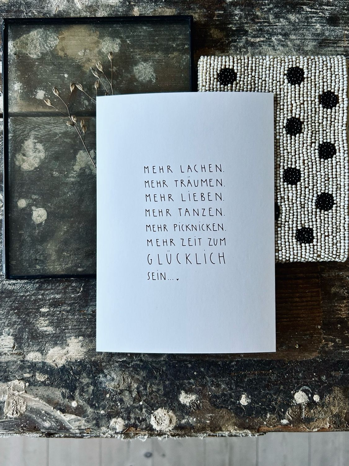 “ Mehr glücklich sein…” Postkarte von Slowlay