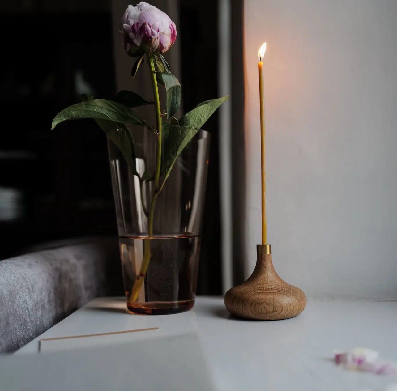 Kerzenhalter “Oak Candle Holder” aus geölter Eiche mit Messing, von OVO Things