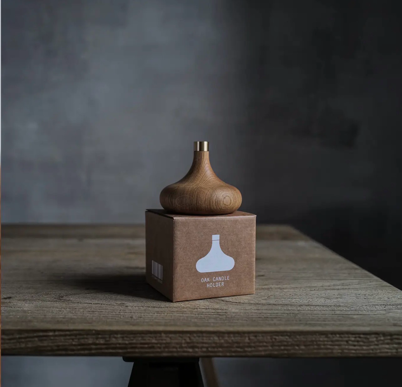Kerzenhalter “Oak Candle Holder” aus geölter Eiche mit Messing, von OVO Things