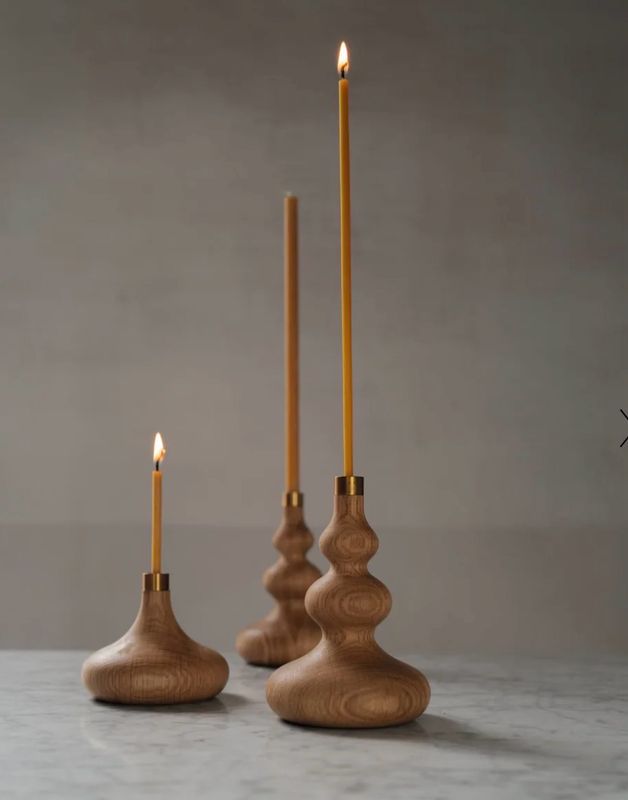 Gedrehter Kerzenhalter “Tree Candle Holder” aus Eiche von OVO Things Gedrehter Kerzenhalter “Tree Candle Holder” aus Eiche von OVO Things