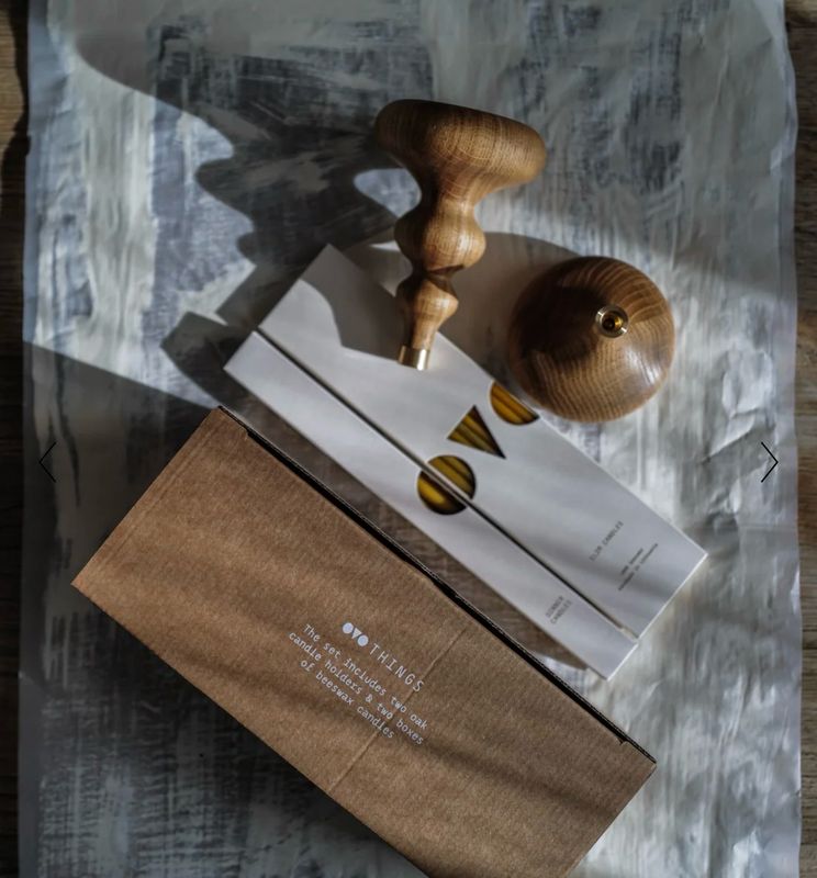 Candle Lover Set von OVO Things mit zwei Kerzenhaltern aus geölter Eiche und zwei Größen Bienenwachskerzen Candle Lover Set von OVO Things mit zwei Kerzenhaltern aus geölter Eiche und zwei Größen Bienenwachskerzen