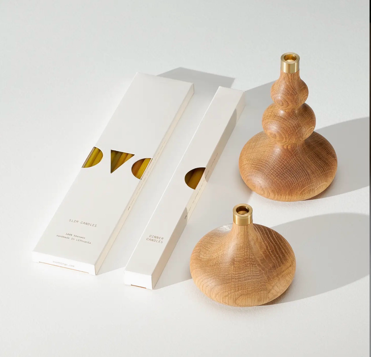 Candle Lover Set von OVO Things mit zwei Kerzenhaltern aus geölter Eiche und zwei Größen Bienenwachskerzen