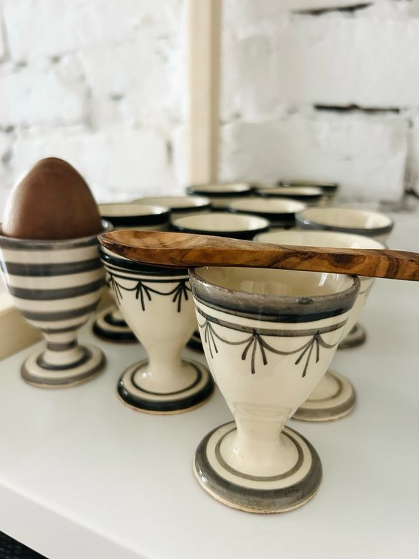 Eierbecher aus Keramik, Muster grau Eierbecher aus Keramik, Muster grau