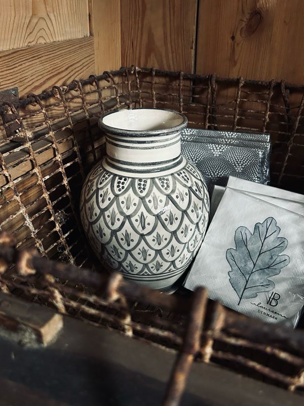 Handgemachte marokkanische Keramikvase “Elfie”, graues Muster Handgemachte marokkanische Keramikvase “Elfie”, graues Muster
