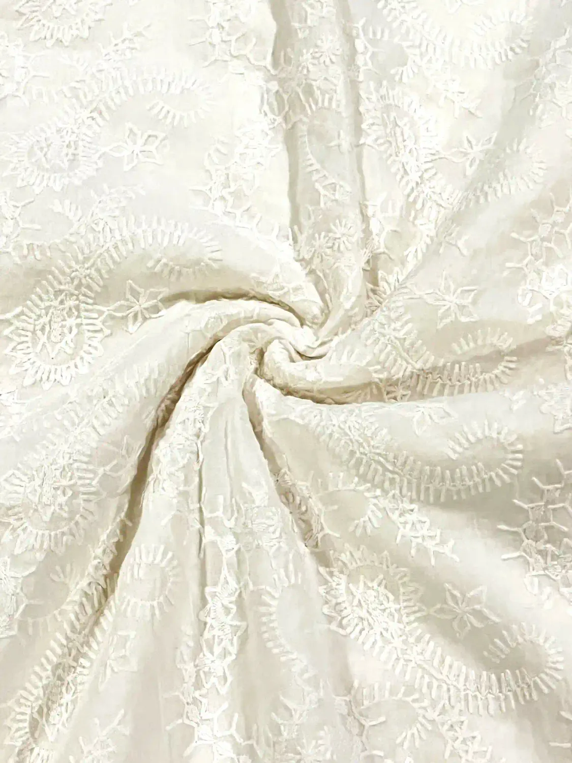 Paisley Dream | Broderie Anglais | 146cm Wide