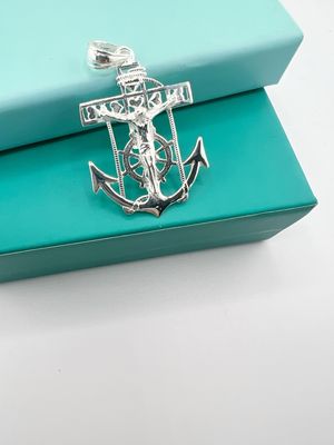 Dije ancla con Cristo