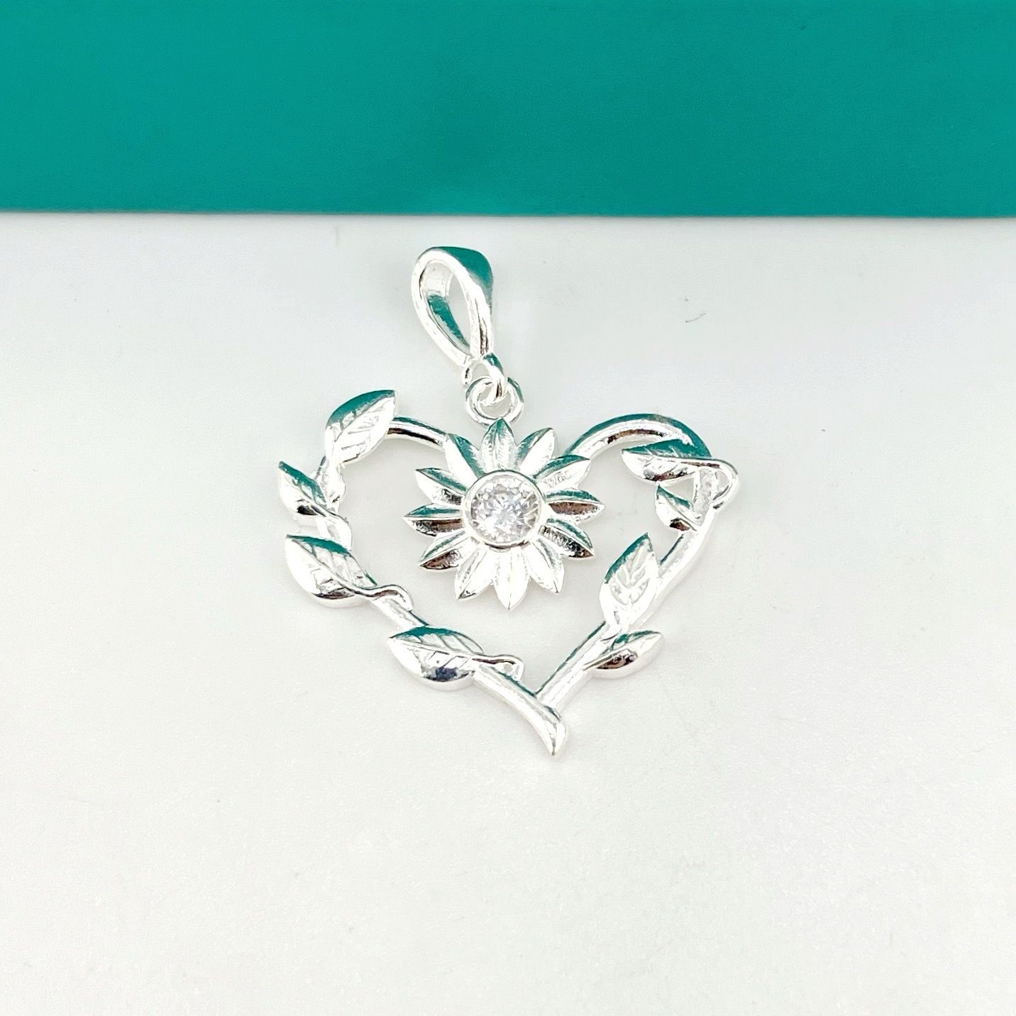 Dije corazón flor