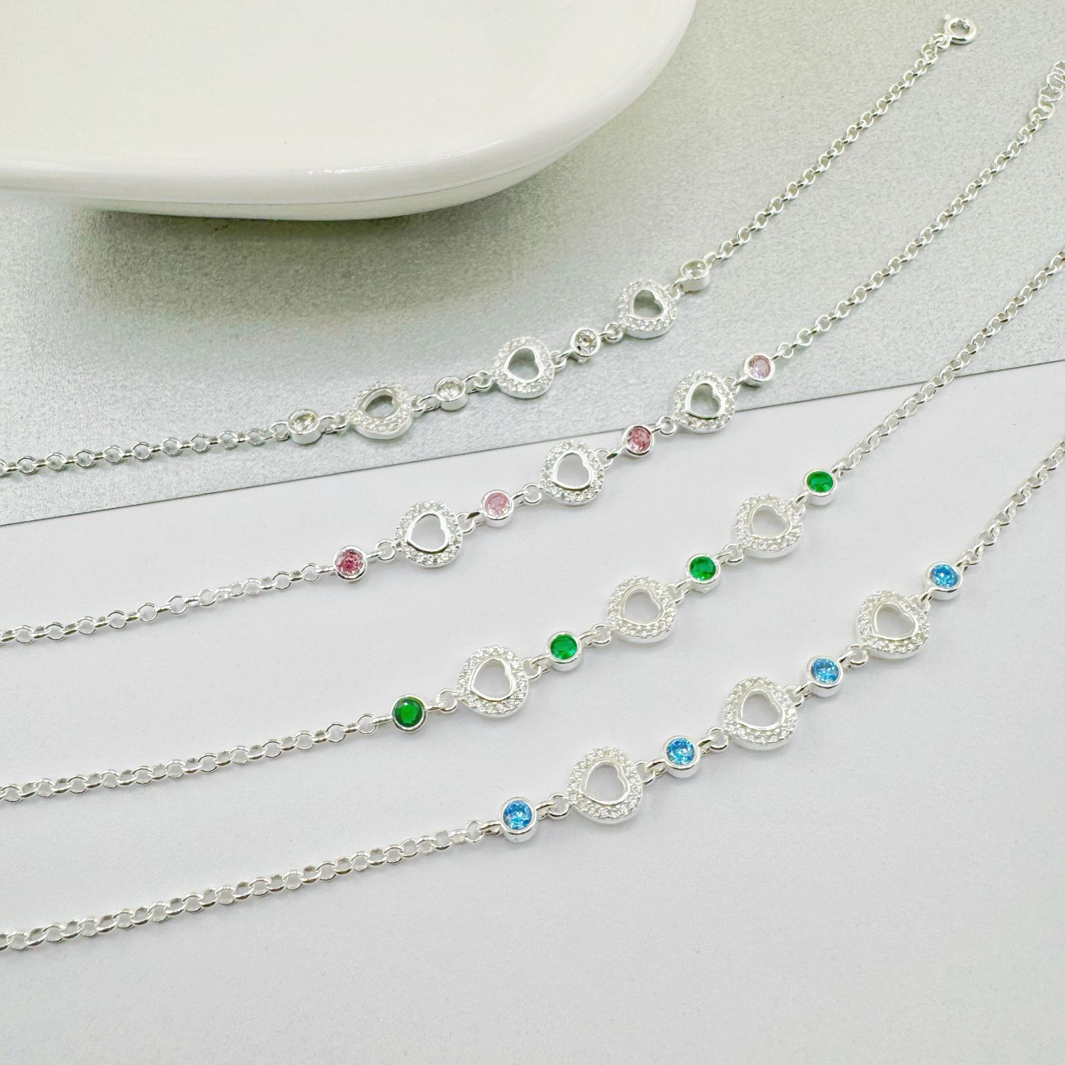 Pulsera con corazones