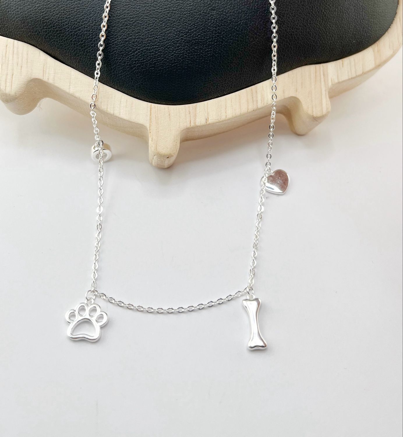 Gargantilla hueso, perrito