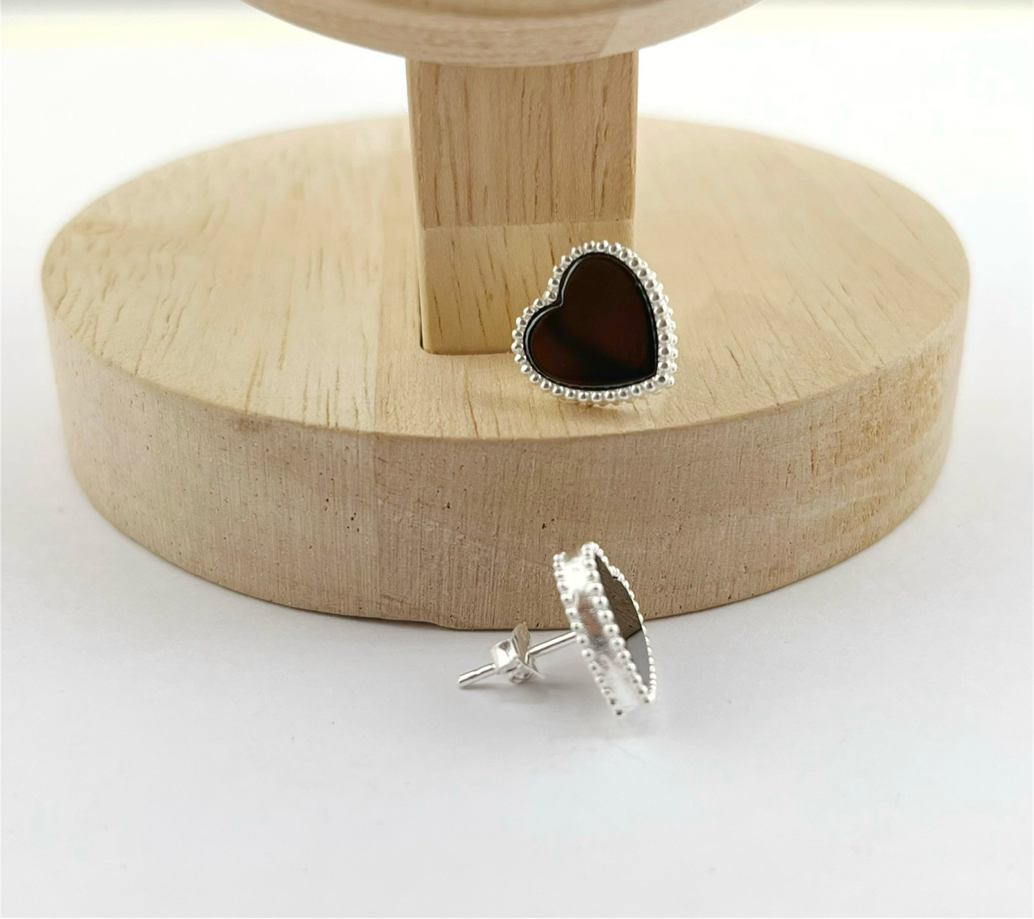 Aretes pegados de corazón