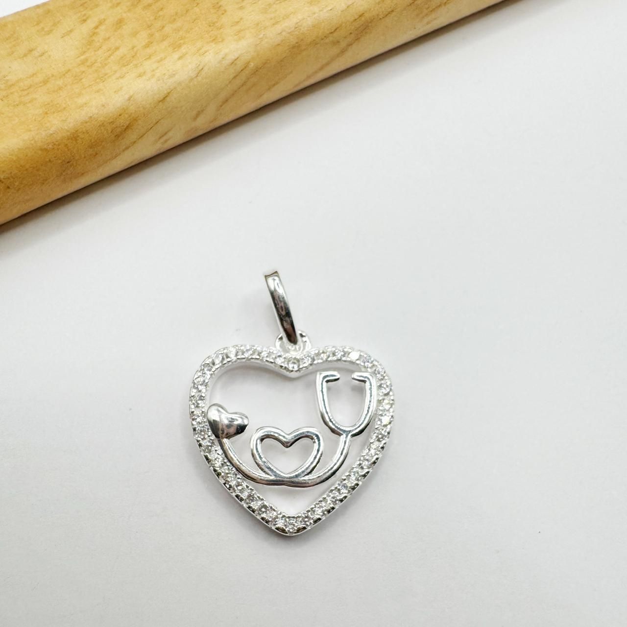 Corazon con estetoscopio