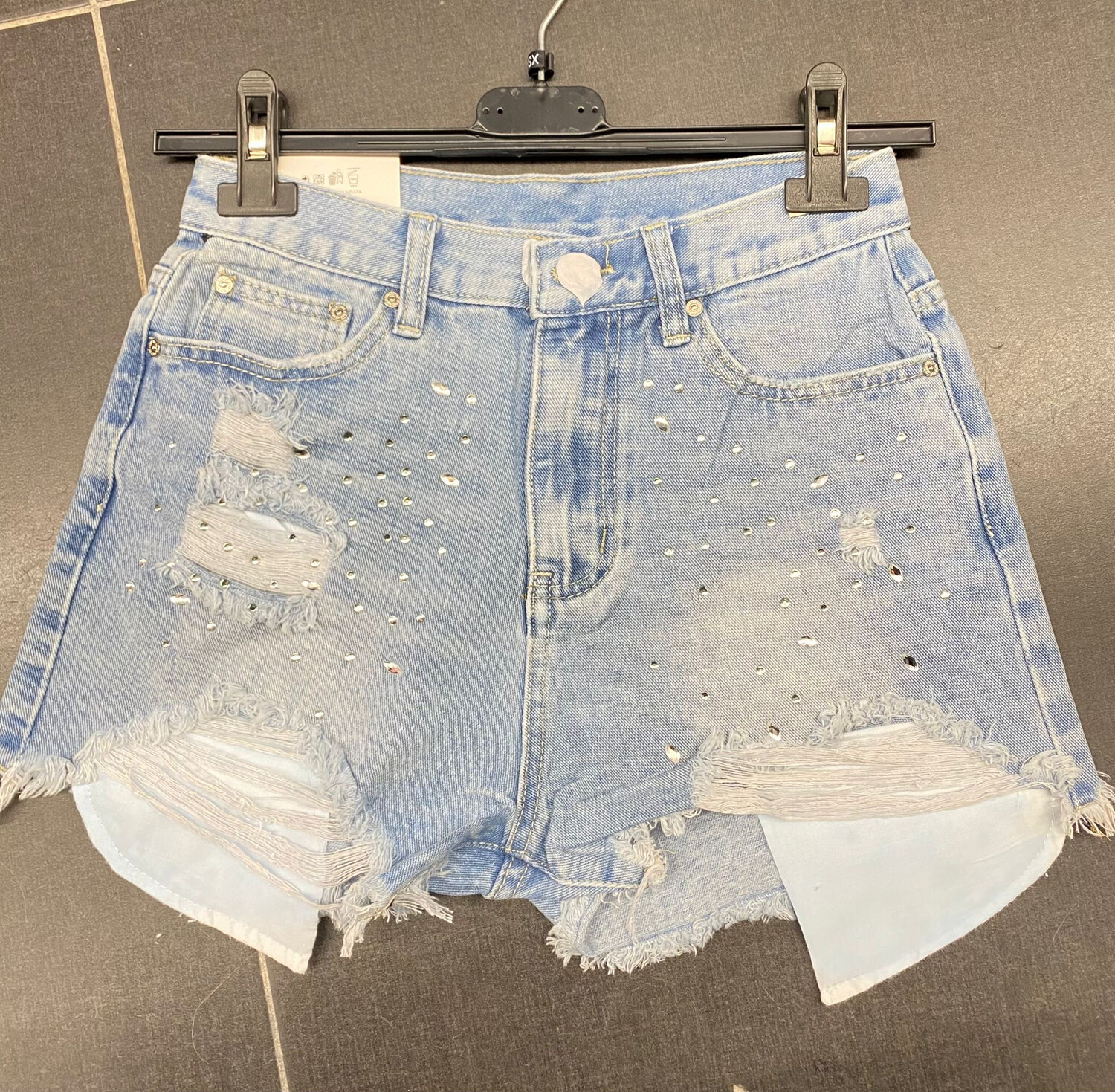 Short strappato con strass