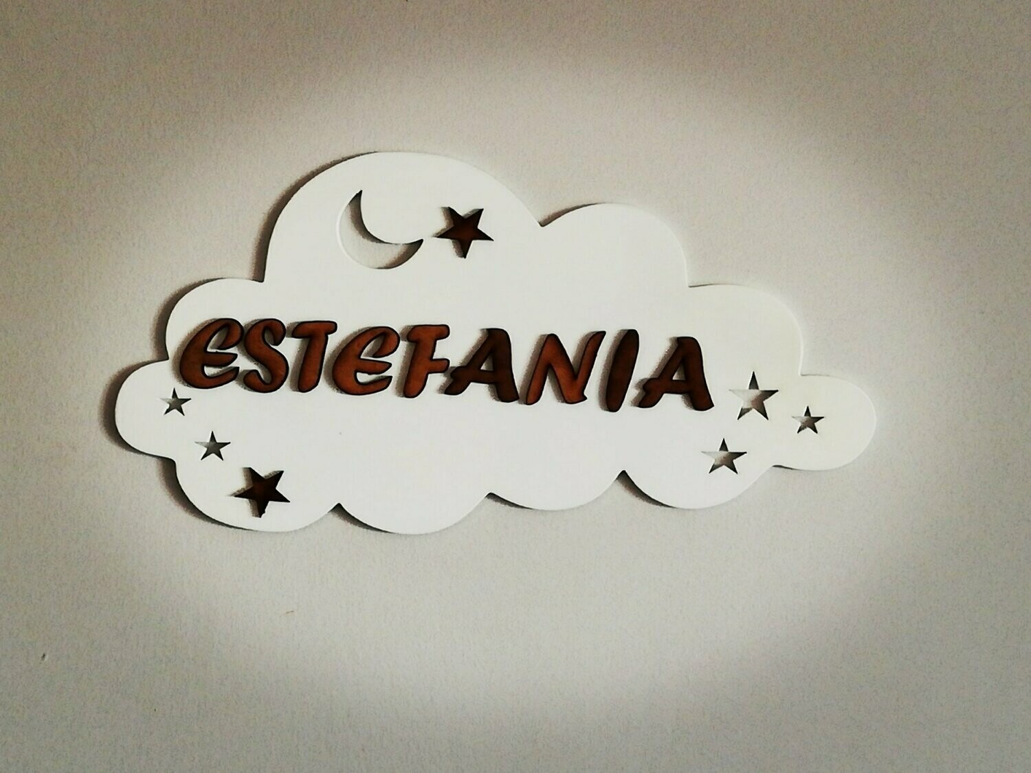 Nube en madera con detalles calados personalizada con el nombre
