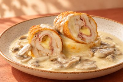 Pechuga a la cordon blue rellena de jamón y queso con salsa