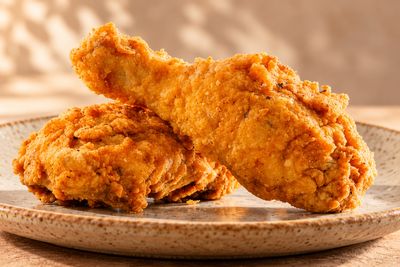 Pollo frito crujiente servido en plato de cerámica