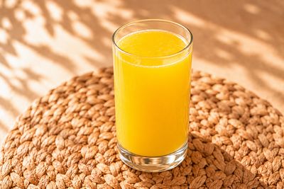 Jugo de chinola natural servido en vaso alto de cristal