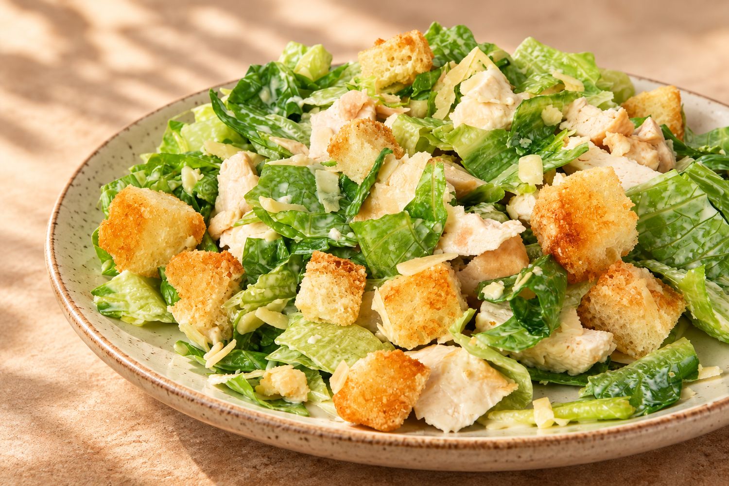 Ensalada César con pechuga de pollo y crutones