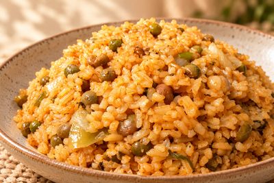 Moro de guandules servido en cuenco de cerámica