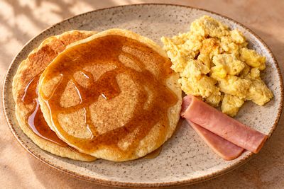 Pancakes con huevos revueltos y acompañamiento