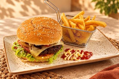 Hamburguesa de res acompañada de papas fritas