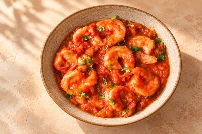 Camarones en salsa criolla servidos en cuenco de cerámica