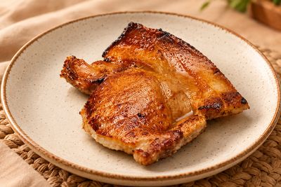 Chuleta frita servida en plato de cerámica