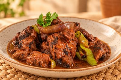 Chivo al vino con vegetales en salsa